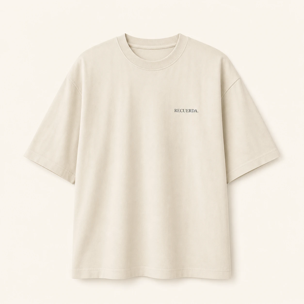 Tee Recuerda color hueso, vista frontal